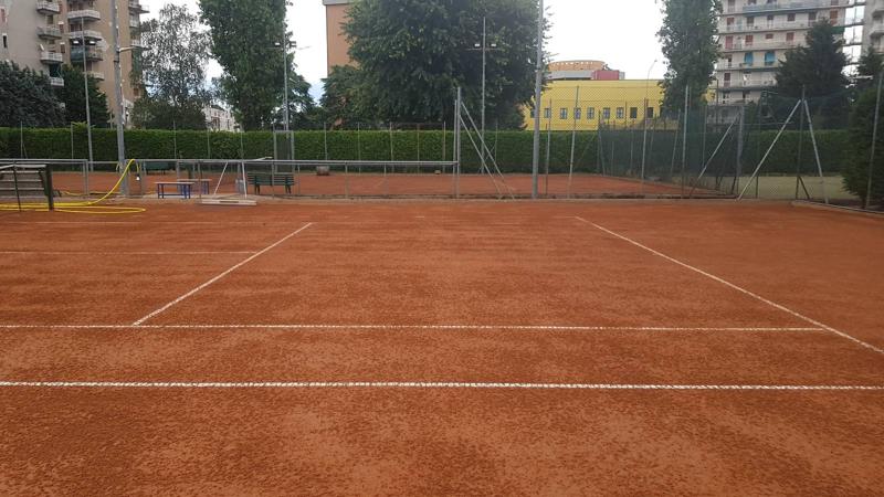 Campo in terra rossa appena preparato